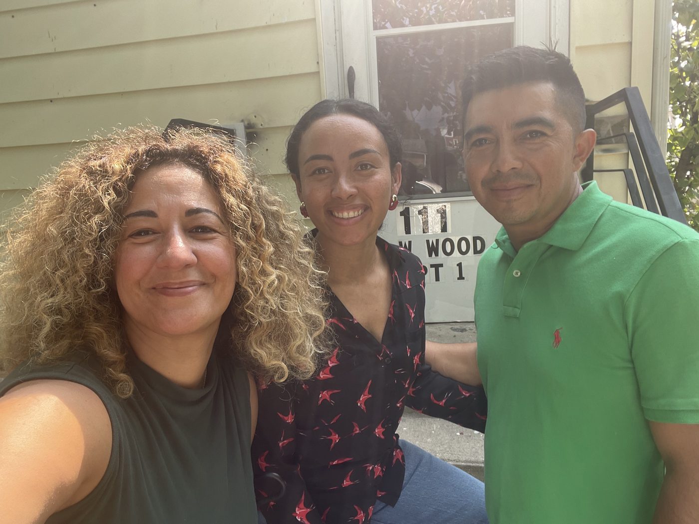 Familia celebrando el cierre de su casa