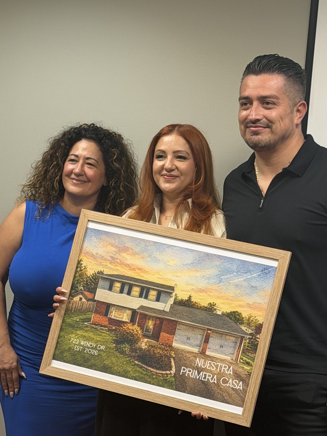Familia celebrando el cierre de su casa